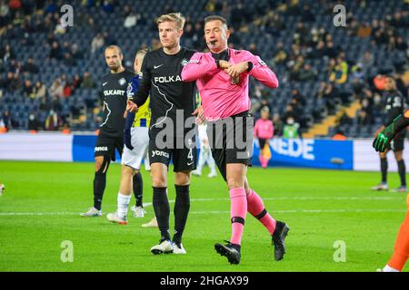 ISTANBUL, TURCHIA - GENNAIO 19: Arbitro Huseyin Gocek durante la Super Lig Match tra Fenerbahce e Altay allo stadio Sukru Saracoglu il 19 Gennaio 2022 a Istanbul, Turchia (Foto di /Orange Pictures) Foto Stock