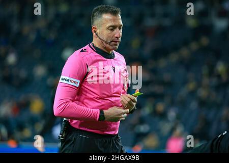 ISTANBUL, TURCHIA - GENNAIO 19: Arbitro Huseyin Gocek durante la Super Lig Match tra Fenerbahce e Altay allo stadio Sukru Saracoglu il 19 Gennaio 2022 a Istanbul, Turchia (Foto di /Orange Pictures) Foto Stock