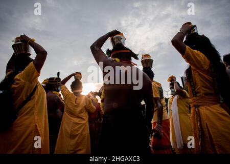 Gombak, Malesia. 18th Jan 2022. I devoti indù si riuniscono mentre eseguono rituali religiosi portando 'paal koodam (lattiera) durante la celebrazione del Thaipusam. (Foto di Syaiful Redzuan/SOPA Images/Sipa USA) Credit: Sipa USA/Alamy Live News Foto Stock