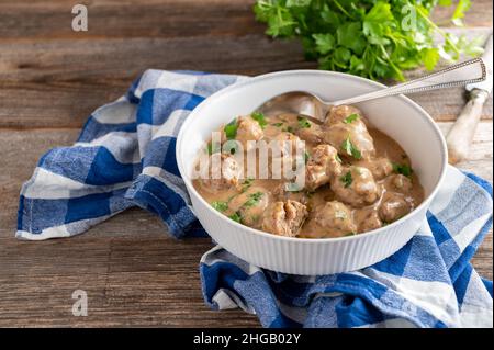 Tradizionale köttbullar cucinato in casa, polpette svedesi in una deliziosa salsa di panna. Foto Stock