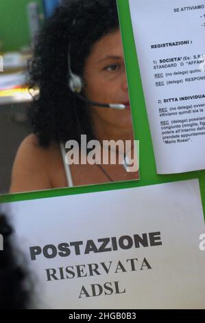 Genova, Italia 05/07/2005: Call Center ©Andrea Sabbadini Foto Stock