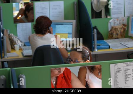 Genova, Italia 05/07/2005: Call Center ©Andrea Sabbadini Foto Stock