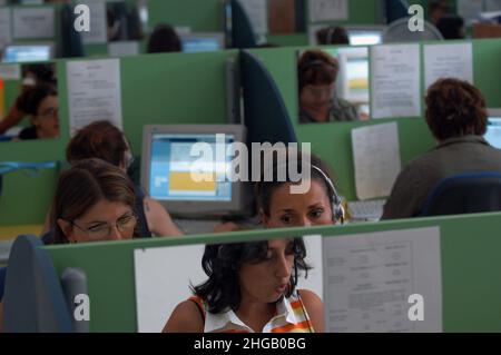 Genova, Italia 05/07/2005: Call Center ©Andrea Sabbadini Foto Stock