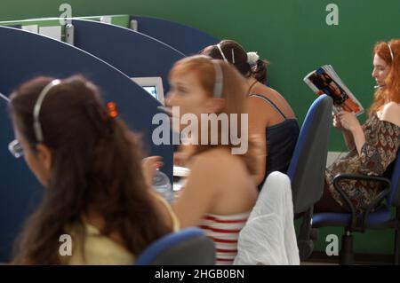 Genova, Italia 05/07/2005: Call Center ©Andrea Sabbadini Foto Stock