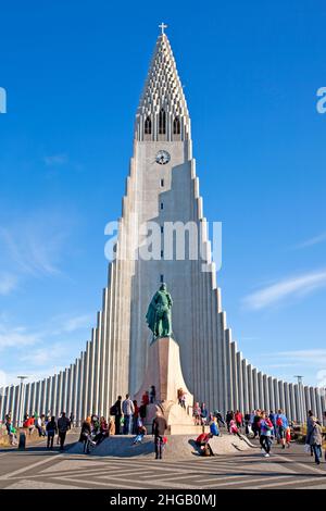 Statua del primo esploratore d'America Leifur Eiriksson di fronte a Hallgrimskirkja, Reykjavik, Islanda Foto Stock