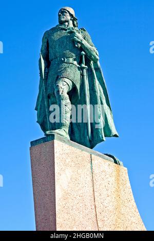 Statua del primo esploratore d'America Leifur Eiriksson di fronte a Hallgrimskirkja, Reykjavik, Islanda Foto Stock