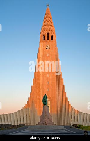 Statua del primo esploratore d'America Leifur Eiriksson di fronte a Hallgrimskirkja, Reykjavik, Islanda Foto Stock