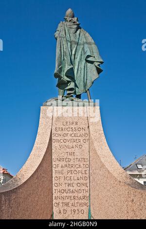 Statua del primo esploratore d'America Leifur Eiriksson di fronte a Hallgrimskirkja, Reykjavik, Islanda Foto Stock