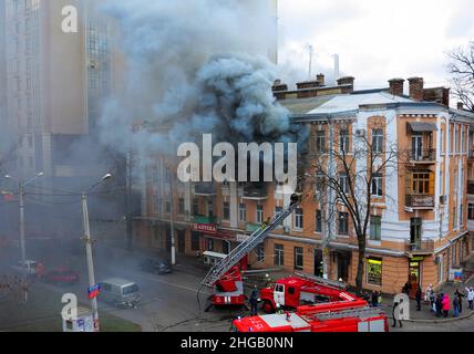 Odessa, Ucraina - 29 dicembre 2016: Incendio nella costruzione di appartamenti. Forte luce luminosa e clubs, fumo nuvole finestra della loro casa bruciante. Foto Stock