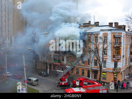 Odessa, Ucraina - 29 dicembre 2016: Incendio nella costruzione di appartamenti. Forte luce luminosa e clubs, fumo nuvole finestra della loro casa bruciante. Foto Stock