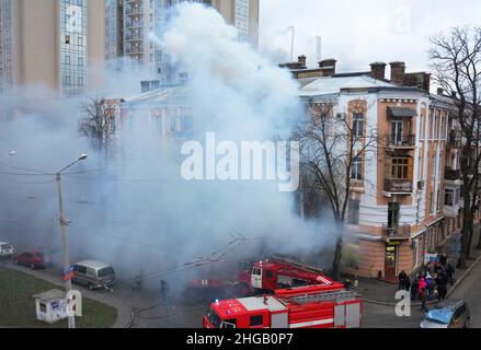 Odessa, Ucraina - 29 dicembre 2016: Incendio nella costruzione di appartamenti. Forte luce luminosa e clubs, fumo nuvole finestra della loro casa bruciante. Foto Stock