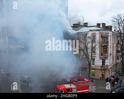 Odessa, Ucraina - 29 dicembre 2016: Incendio nella costruzione di appartamenti. Forte luce luminosa e clubs, fumo nuvole finestra della loro casa bruciante. Foto Stock