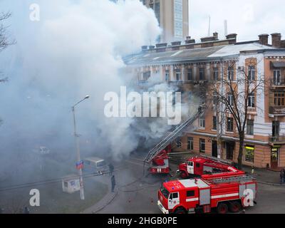 Odessa, Ucraina - 29 dicembre 2016: Incendio nella costruzione di appartamenti. Forte luce luminosa e clubs, fumo nuvole finestra della loro casa bruciante. Foto Stock