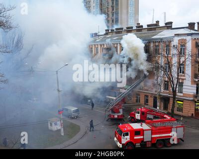 Odessa, Ucraina - 29 dicembre 2016: Incendio nella costruzione di appartamenti. Forte luce luminosa e clubs, fumo nuvole finestra della loro casa bruciante. Foto Stock