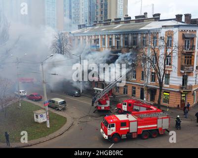 Odessa, Ucraina - 29 dicembre 2016: Incendio nella costruzione di appartamenti. Forte luce luminosa e clubs, fumo nuvole finestra della loro casa bruciante. Foto Stock