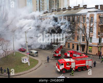 Odessa, Ucraina - 29 dicembre 2016: Incendio nella costruzione di appartamenti. Forte luce luminosa e clubs, fumo nuvole finestra della loro casa bruciante. Foto Stock