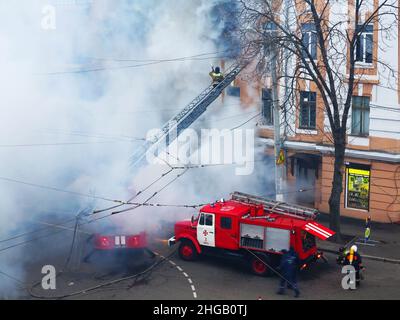 Odessa, Ucraina - 29 dicembre 2016: Incendio nella costruzione di appartamenti. Forte luce luminosa e clubs, fumo nuvole finestra della loro casa bruciante. Foto Stock