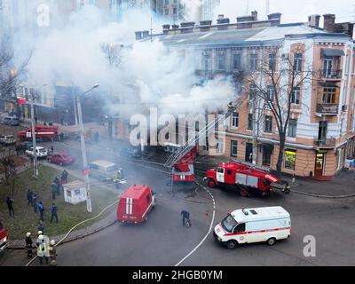 Odessa, Ucraina - 29 dicembre 2016: Incendio nella costruzione di appartamenti. Forte luce luminosa e clubs, fumo nuvole finestra della loro casa bruciante. Foto Stock