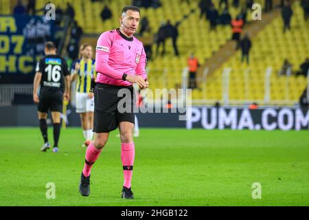 ISTANBUL, TURCHIA - GENNAIO 19: Arbitro Huseyin Gocek durante la Super Lig Match tra Fenerbahce e Altay allo stadio Sukru Saracoglu il 19 Gennaio 2022 a Istanbul, Turchia (Foto di /Orange Pictures) Foto Stock