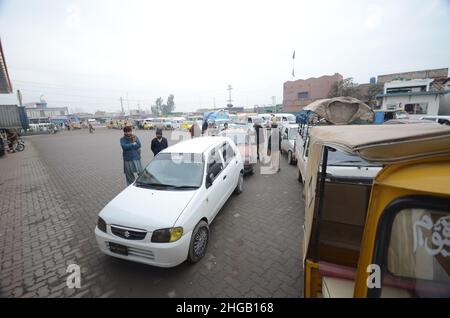 Peshawar, Pakistan. 19th Jan 2022. Un gran numero di veicoli sono in coda per riempire i serbatoi CNG come la stazione CNG chiusura in tutta la provincia, a causa di arresto della fornitura di gas alle stazioni CNG nella città di Peshawar. (Foto di Hussain Ali/Pacific Press) Credit: Pacific Press Media Production Corp./Alamy Live News Foto Stock