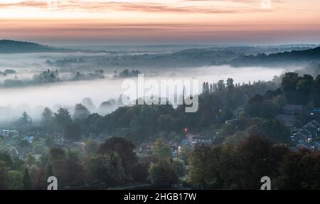 Paesaggio di mattina nebbiosa su Streatley Foto Stock