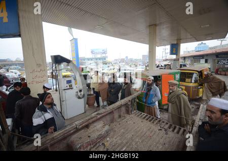 Peshawar, Pakistan. 19th Jan 2022. Un gran numero di veicoli sono in coda per riempire i serbatoi CNG come la stazione CNG chiusura in tutta la provincia, a causa di arresto della fornitura di gas alle stazioni CNG nella città di Peshawar. (Foto di Hussain Ali/Pacific Press) Credit: Pacific Press Media Production Corp./Alamy Live News Foto Stock
