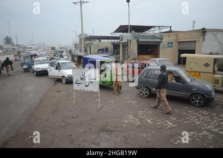 Peshawar, Pakistan. 19th Jan 2022. Un gran numero di veicoli sono in coda per riempire i serbatoi CNG come la stazione CNG chiusura in tutta la provincia, a causa di arresto della fornitura di gas alle stazioni CNG nella città di Peshawar. (Foto di Hussain Ali/Pacific Press) Credit: Pacific Press Media Production Corp./Alamy Live News Foto Stock