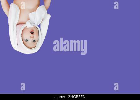 il bambino ha aperto la bocca sotto shock. Design divertente con immagine invertita del bambino su backgroud molto peri colore. Sfondo per un banner o un annuncio per g Foto Stock