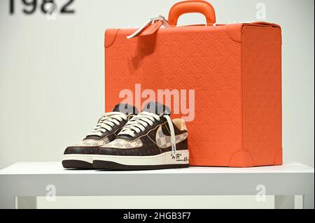 New York, Stati Uniti. 19th Jan 2022. Anteprima di un paio di sneakers Louis Vuitton e Nike “Air Force 1” di Virgil Abloh in mostra presso la Sotheby's fine Arts Company di New York, NY, 19 gennaio 2022. 200 paia saranno messe all'asta online a partire da gennaio 26, e beneficeranno il Fondo di Borse Virgil Abloh “Post-Modern”. (Foto di Anthony Behar/Sipa USA) Credit: Sipa USA/Alamy Live News Foto Stock