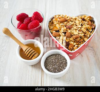 Snack sano muesli - su una superficie di legno Foto Stock