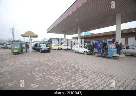 Peshawar, Khyber Pakhtunkhwa, Pakistan. 19th Jan 2022. Un gran numero di veicoli sono in coda per riempire i serbatoi CNG come la stazione CNG chiusura in tutta la provincia, a causa di arresto della fornitura di gas alle stazioni CNG nella città di Peshawar. (Credit Image: © Hussain Ali/Pacific Press via ZUMA Press Wire) Foto Stock