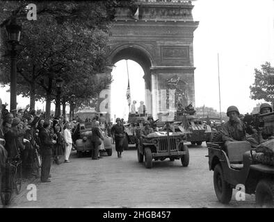 Francia seconda guerra mondiale. Soldati americani della 2a divisione corazzata che guidano attraverso l'Arco di Trionfo sugli Champs-Elysees durante la liberazione di Parigi in Francia nell'agosto 1944. World War 2 FILE PIÙ GRANDI DISPONIBILI SU RICHIESTA Foto Stock