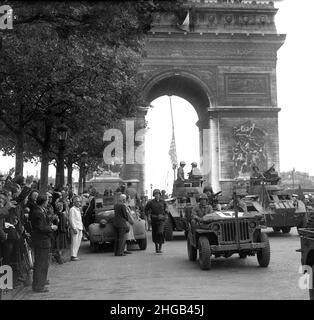 Francia seconda guerra mondiale. Soldati americani della 2a divisione corazzata che guidano attraverso l'Arco di Trionfo sugli Champs-Elysees durante la liberazione di Parigi in Francia nell'agosto 1944. World War 2 FILE PIÙ GRANDI DISPONIBILI SU RICHIESTA Foto Stock