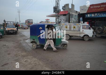 Peshawar, Khyber Pakhtunkhwa, Pakistan. 19th Jan 2022. Un gran numero di veicoli sono in coda per riempire i serbatoi CNG come la stazione CNG chiusura in tutta la provincia, a causa di arresto della fornitura di gas alle stazioni CNG nella città di Peshawar. (Credit Image: © Hussain Ali/Pacific Press via ZUMA Press Wire) Foto Stock