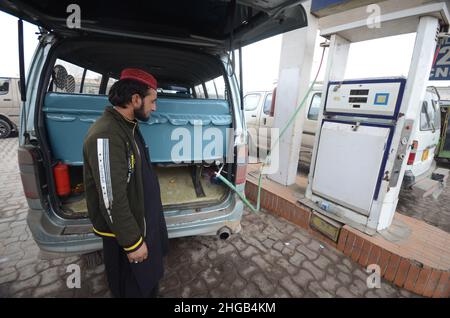Peshawar, Khyber Pakhtunkhwa, Pakistan. 19th Jan 2022. Un gran numero di veicoli sono in coda per riempire i serbatoi CNG come la stazione CNG chiusura in tutta la provincia, a causa di arresto della fornitura di gas alle stazioni CNG nella città di Peshawar. (Credit Image: © Hussain Ali/Pacific Press via ZUMA Press Wire) Foto Stock
