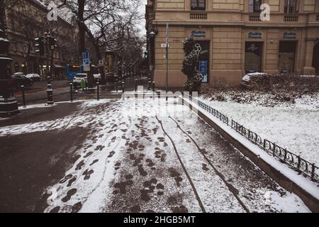 Budapest, Ungheria - Febbraio 2019: Via centrale della Budapest in inverno con neve, Ungheria Foto Stock