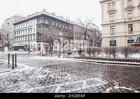 Budapest, Ungheria - Febbraio 2019: Via centrale della Budapest in inverno con neve, Ungheria Foto Stock