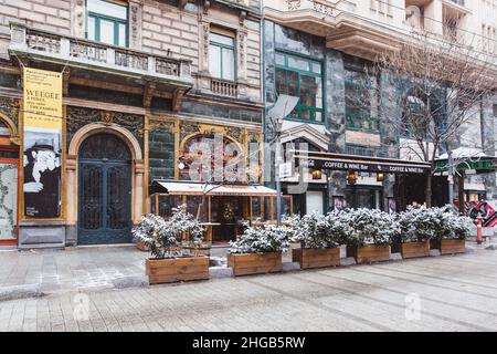 Budapest, Ungheria - Febbraio 2019: Via centrale della Budapest in inverno con neve, Ungheria Foto Stock