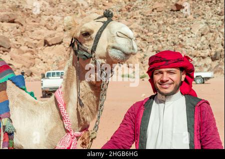 Un giorno nella vita di un giovane beduino che vive dal turismo nel deserto di rum di Wadi in Giordania il 25 dicembre 2021 Foto Stock