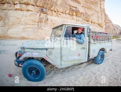 Un giorno nella vita di un giovane uomo beduino che vive dal turismo nel deserto di rum di Wadi in Giordania in sua auto il 25 dicembre 2021 Foto Stock