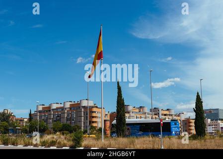 Madrid, Spagna - 19 giugno 2021: Bandiera spagnola che sventola nella strada del distretto di Las Tablas Foto Stock