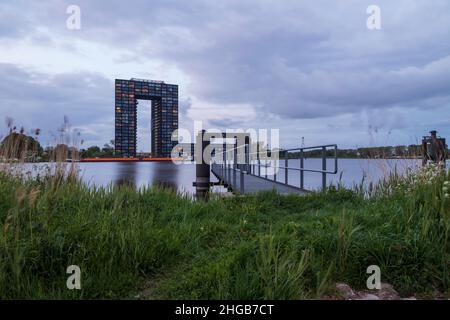 Paesaggio serale con edificio nella città di Groningen nei Paesi Bassi. Cielo blu in ora blu. Foto Stock