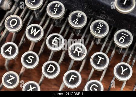 Macchina da scrivere antica che mostra i tradizionali tasti QWERTY. Prima della messaggistica di testo, la gente ha usato i typewriters per comunicare scrivendo le lettere. Foto Stock