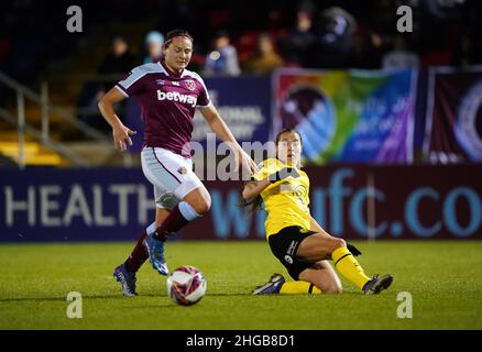 Il Chelsea's Fran Kirby (a destra) e il West Ham United Melisa Filis (a sinistra) combattono per la palla durante la partita finale della Continental Women's League Cup al Chigwell Construction Stadium di Londra. Data foto: Mercoledì 19 gennaio 2022. Foto Stock