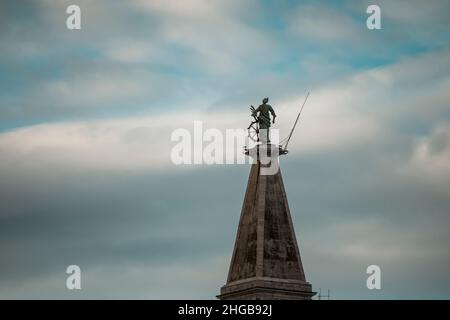 Campanile di Sant'Eufemia con statua santa in cima, che si innalza sopra la città di Rovigno, Croazia Foto Stock