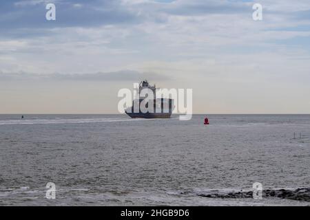 Una grande nave da trasporto caricata con container naviga attraverso il Mare del Nord. Foto Stock