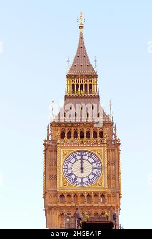 Londra, Regno Unito. 19th Jan 2021. I lavori proseguono sul Big ben e sulla torre Elisabetta dopo che il quadrante dell'orologio recentemente restaurato è stato rivelato dopo un lungo periodo sotto impalcatura. Credit: JOHNNY ARMSTEAD/Alamy Live News Foto Stock
