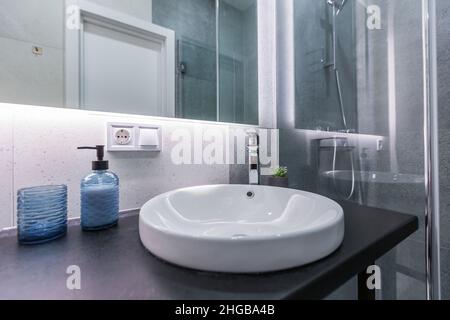 Interno di un piccolo bagno e doccia in stile moderno Foto Stock
