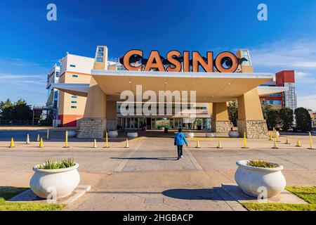 Oklahoma, DEC 16 2021 - Sunny Exterior view of the Remington Park Casino Foto Stock