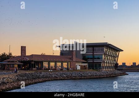 Oklahoma, DEC 12 2021 - Sunet vista dell'edificio Oklahoma City Abstract and Title Co Foto Stock